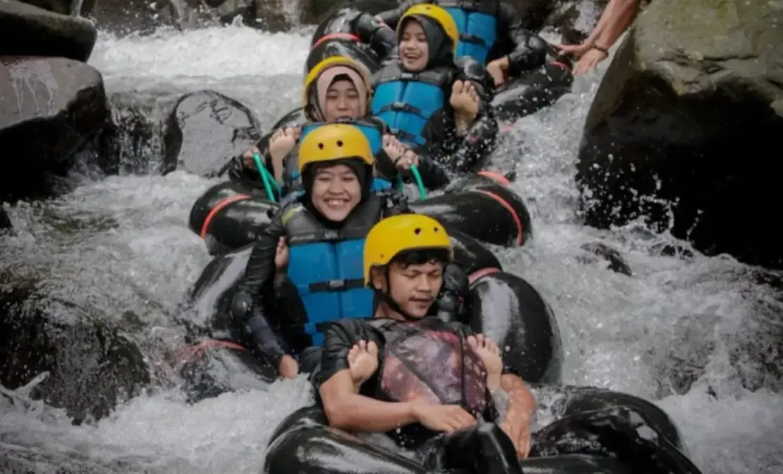Lepaskan Penat! Inilah 2 Rekomendasi Wisata Outbound di Majalengka river tubing majalengka