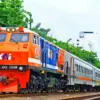 Foto Kereta Api KAI saat melintasi Rel