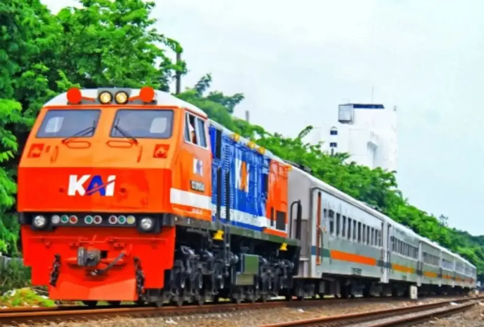 Foto Kereta Api KAI saat melintasi Rel