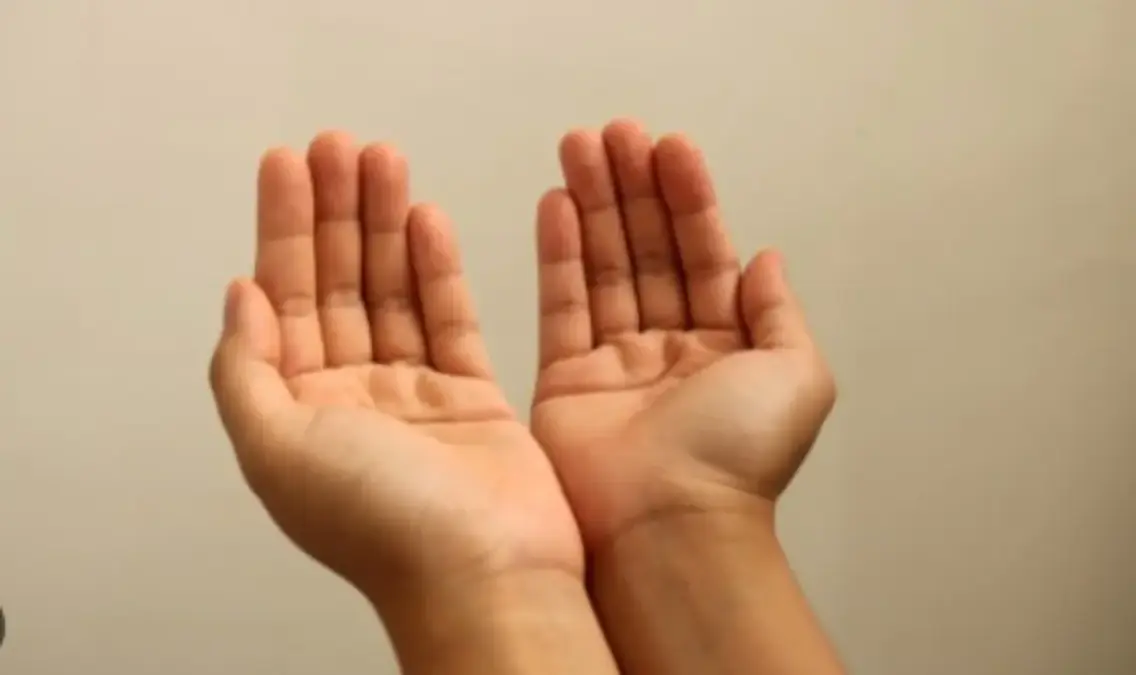 Doa Memohon Kesembuhan Ketika Menjenguk Orang Sakit Ilustrasi ketika seseorang memanjatkan doa.