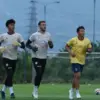 Momen sesi latihan kiper Persib di lapangan pendamping GBLA menjelang laga menghadapi Borneo.