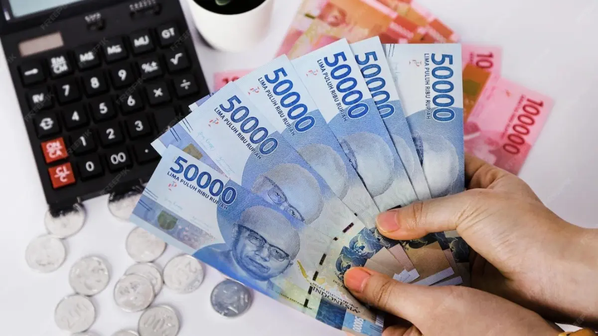 Gaji Pensiunan PNS 2025: Cek Perkiraan Nominal Tiap Golongan Ilustrasi menghitung uang gaji