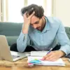 Ilustrasi seseorang yang tidak bisa bayar pinjol. Foto: equifax – mimbarjumat.com