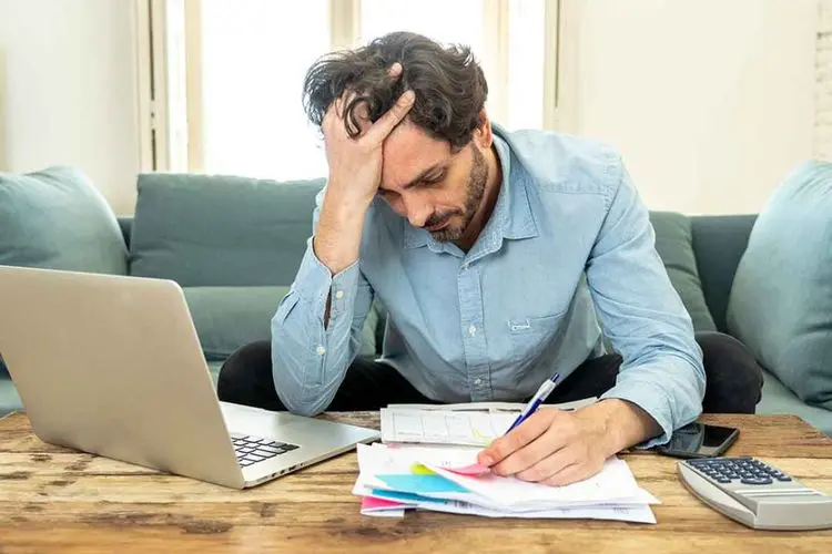 Gagal Bayar Pinjol? Kenali Dampak, Denda, dan Cara Mengatasinya Ilustrasi seseorang yang tidak bisa bayar pinjol. Foto: equifax – mimbarjumat.com