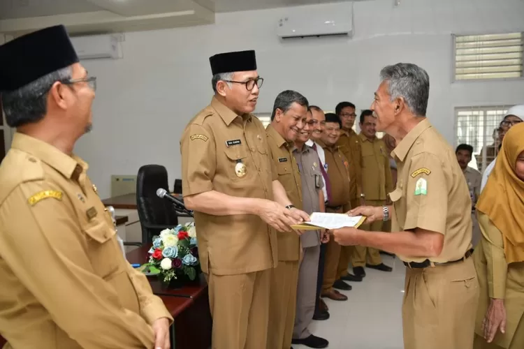 Ilustrasi pejabat pemerintah memegang dokumen resmi Taspen menyangkal kenaikan gaji pensiunan PNS, dengan lata