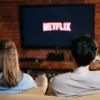 Ilustrasi menonton film di Netflix
