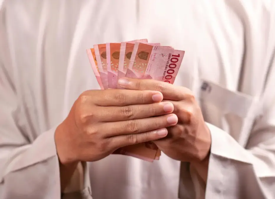 BSU 2025 Cair Lagi? Ini Penjelasan Resmi dan Cara Cek Status Penerima Ilustrasi pria memegang uang.